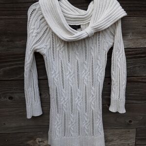 White House Black Market white with gold thred sweater size XXS
